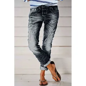 Detaillierte Ansicht einer modischen verwaschenen Damen-Jeans im Used-Look mit Knopfleiste