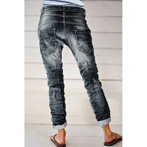 Detaillierte Rückansicht einer verwaschenen Slim-Fit-Denim-Jeans für Damen mit Taschendetails