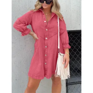 Dettaglio dell'abito a camicia in denim rosa lavato con maniche a lanterna e volant.