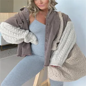Detailansicht der Damen-Cordjacke mit groben Strick-Patchwork-Ärmeln im Oversize-Stil