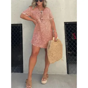 Robe chemise décontractée en jean délavé avec ourlet à pompons pour l'été chaud