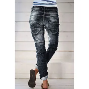 Nahaufnahme der Rückansicht von Damenjeans in grauem Washed-Look mit Destroyed-Details.