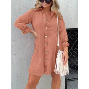 Dettaglio dell'abito camicia in denim lavato con maniche a lanterna in colore terracotta
