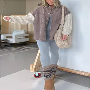 Detailansicht einer lockeren Damenjacke mit kontrastierenden weißen Strickärmeln