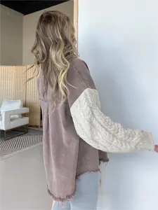 Detailaufnahme der lockeren Patchwork-Jacke mit kontrastierenden Zopfstrick-Ärmeln