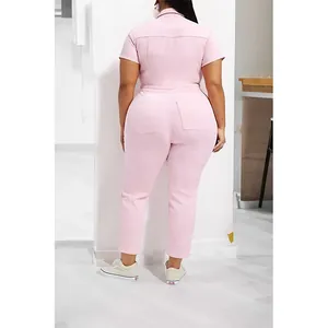 Vue arrière d'une combinaison en denim rose grande taille pour femme avec manches courtes