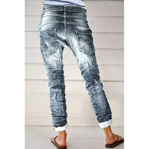 Rückansicht von verwaschenen Damen-Jeans mit Distressed-Optik, Taschen und Umschlag