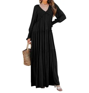 Elegantes schwarzes gestuftes Maxikleid mit V-Ausschnitt und langen Ärmeln Detailansicht