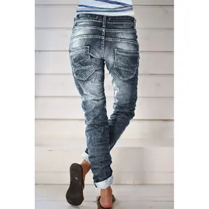 Detaillierte Rückansicht der schmal geschnittenen Damenjeans im Used-Look mit Gesäßtaschen