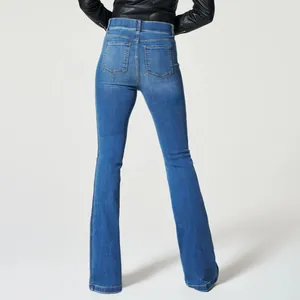 Detailansicht der hoch taillierten, schmal geschnittenen Stretch-Schlagjeans in Blau