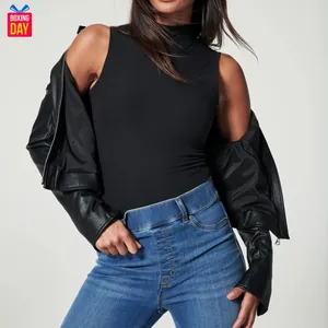 Modische blaue Stretch-Jeans mit hoher Taille, präsentiert von einem Model im Studio