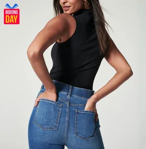 Detaillierte Rückansicht mit Passform und Taschen einer engen blauen Damenjeans