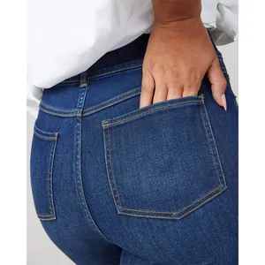 Detailansicht einer Damen Slim-Fit-Jeans mit tiefer Gesäßtasche und Kontrastnähten.