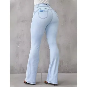 Vue arrière de jean évasé taille haute bleu clair avec design galbant pour femmes