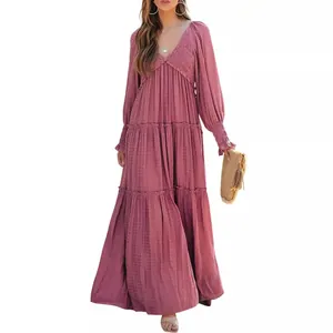 Elegantes staubrosanes Maxikleid mit V-Ausschnitt und langen Ärmeln auf weißem Hintergrund