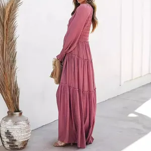 Elegantes staubrosanes Maxikleid mit V-Ausschnitt, langen Ärmeln und gestuftem Rockteil.