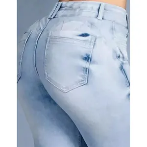 Vue détaillée d'un jean push-up bleu clair à taille haute montrant le design des poches