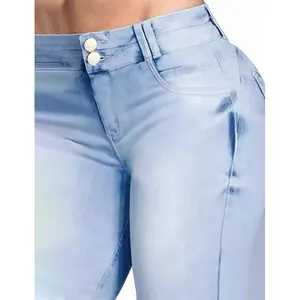 Gros plan sur un jean en denim bleu clair à taille haute et coupe ajustée avec double boutonnage.