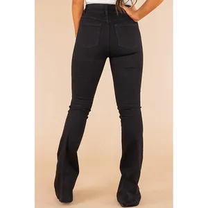 Detaillierte Rückansicht der schwarzen Schlagjeans mit hoher Taille und Stretch für Damen
