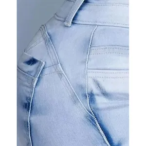 Vue détaillée d'un jean en denim bleu clair à taille haute avec coutures galbantes