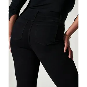 Detailansicht der hochelastischen schwarzen Schlagjeans für Damen mit Taschendesign.