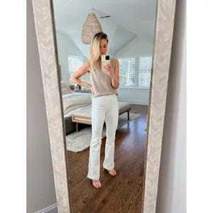 Damen Slim Stretch Schlagjeans in Weiß, Detailansicht in einem Spiegel-Selfie präsentiert