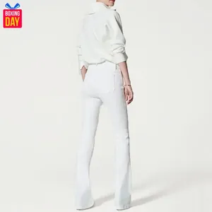 Detaillierte Rückansicht einer modischen weißen Stretch-Schlagjeans für Damen