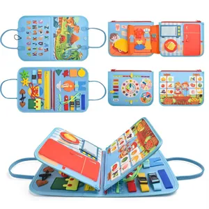 Vista dettagliata della busy board in feltro per bambini con alfabeto, orologio e giochi