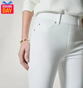 Nahaufnahme der Stofftextur von weißen Stretch-Jeans mit hoher Taille für Damen