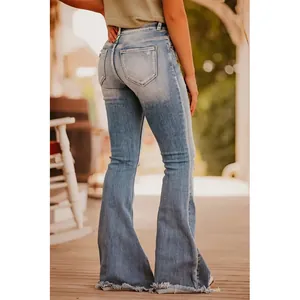Detaillierte Rückansicht der blauen Vintage-Schlagjeans mit Distressed-Effekt und Fransen.