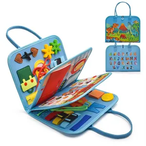Dettaglio interno della busy board Montessori in feltro con design dell'alfabeto