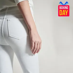 Nahaufnahme von weißen Stretch-Schlagjeans mit Gesäßtasche und hochwertigem Stoff
