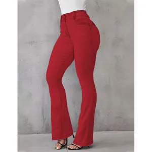 Vue latérale d'un jean flare rouge taille haute montrant l'effet galbant et amincissant