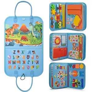 Dettaglio della busy board in feltro con orologio educativo e attività con fibbie