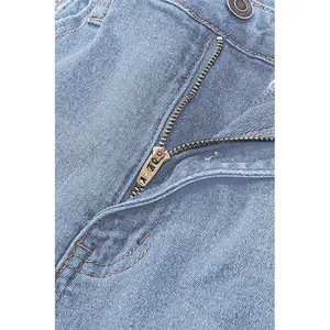 Detailansicht des hochwertigen YKK-Metallreißverschlusses an Vintage-Jeans in Blau.