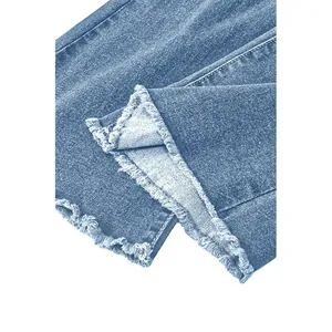 Nahaufnahme der ausgefransten Säume an einer blaugewaschenen Vintage-Jeans für Damen.