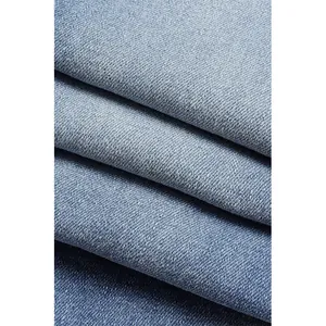 Detailansicht von blauem Denim-Stoff mit einer detaillierten Köperbindung-Textur.