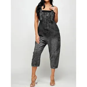 Vista de cuerpo entero del peto vaquero informal gris lavado para mujer con botones