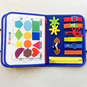 Détail du livre d'activités Montessori en feutre avec formes et boucles.