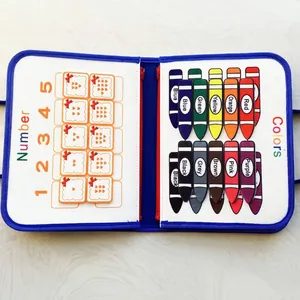 Détail du tableau d'éveil Montessori en feutre avec chiffres et couleurs pour enfants