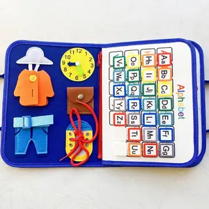 Détail de la planche d'activité Montessori en feutre avec alphabet et lacets