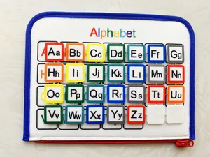 Tableau d'apprentissage Montessori en feutre avec des lettres de l'alphabet A-Z