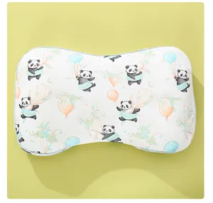 Vista detallada de almohada ergonómica para bebé con bonitos dibujos de pandas y globos