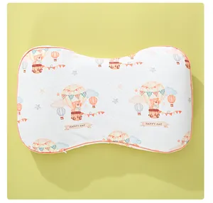 Vista detallada de almohada para bebé con oso en globo aerostático y texto Happy Day.