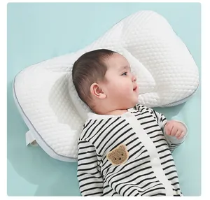 Detalle de una almohada para bebé con diseño para evitar la cabeza plana