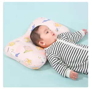 Almohada ergonómica para bebés contra la cabeza plana con lindo estampado rosa.