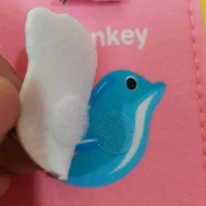 Pannello sensoriale Montessori in feltro per bambini con dettaglio uccellino blu e velcro