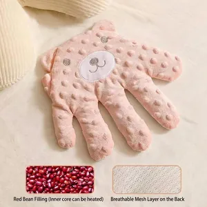 Detalle de mano calmante para bebés con relleno de frijol rojo y malla transpirable