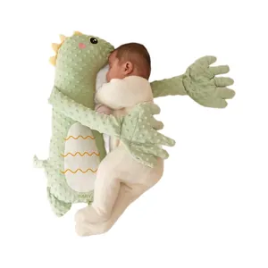 Beruhigendes grünes Dinosaurier Babykissen mit langen Armen zur Einschlafhilfe für Neugeborene