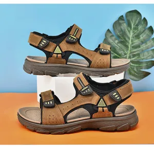 Vue latérale détaillée de sandales d'extérieur en cuir marron pour hommes à scratch